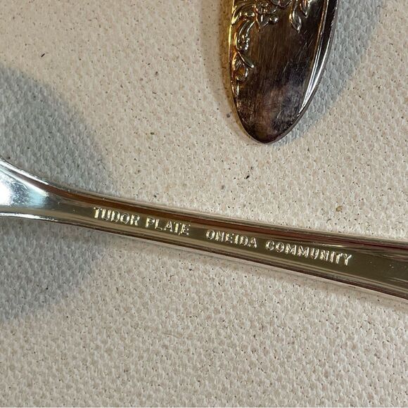 12 spoons Oneida Tudor Plate QUEEN BESS II Vintage 1946 Silver Plate - Picture 6 of 15